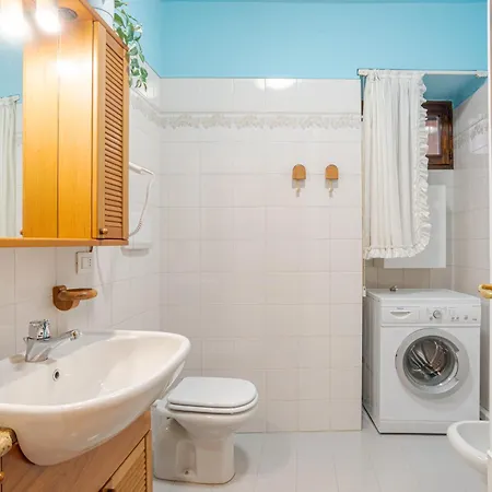 Guesthost - Maison Laghee-bright With Balcony, View! *